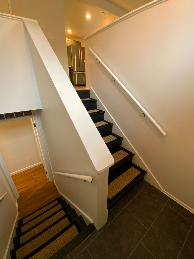 Building Photo - Extremely Spacious 5bd/2bth Split Level Home!