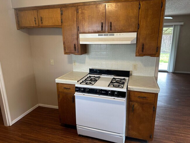 Foto del edificio - 525 S. VISTA  3 BEDROOM 2 BATH HOME  EASTS...