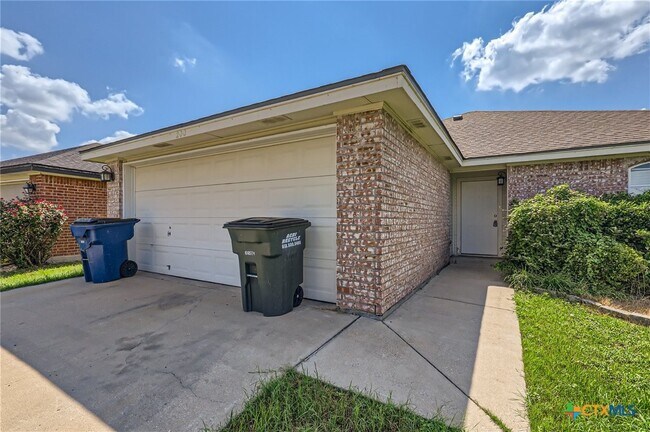 Building Photo - 200 Druse Ln
