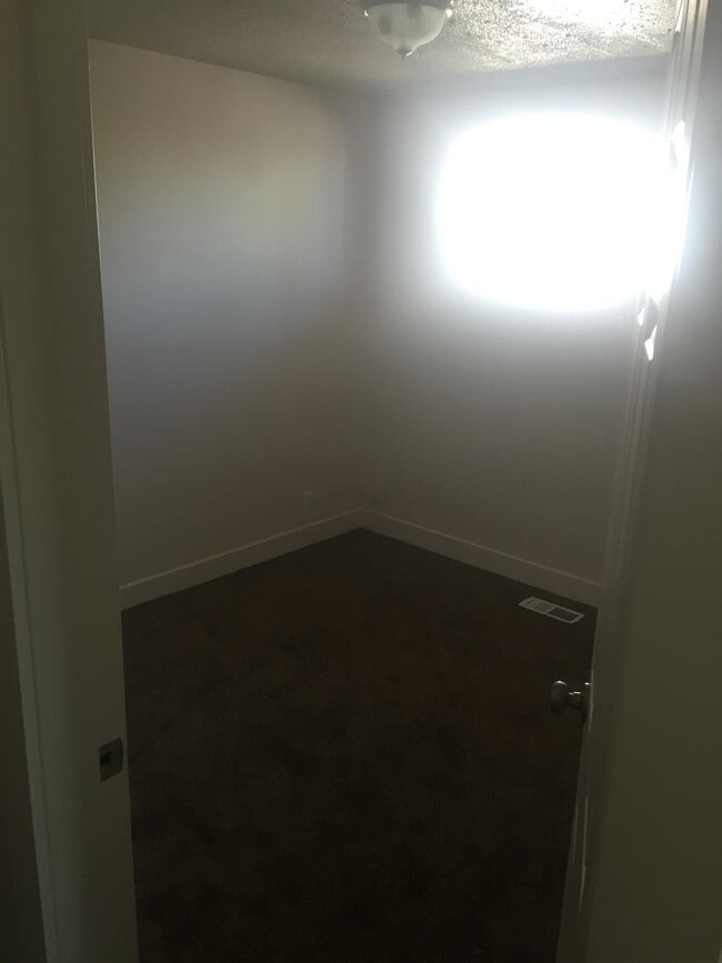 Building Photo - 792 E 500 N