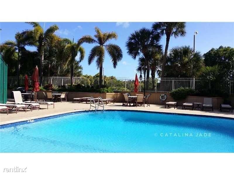Building Photo - 2843 S Bayshore Dr