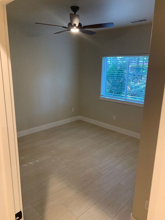 Foto del edificio - Newly Built Home with 3 (Yes 3) Primary Suites complete with full Bathroom in ideal location!