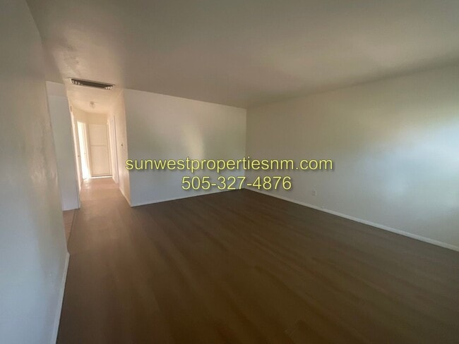Building Photo - 3011 E Edgecliff Dr