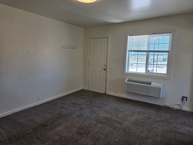 Building Photo - 410