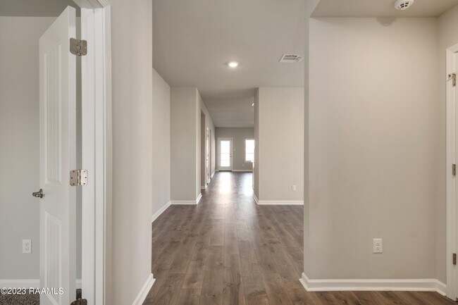 Building Photo - 200 S Lakepointe Dr
