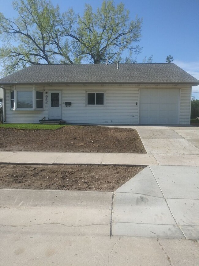 Foto del edificio - 3 BEDROOM | 2 BATH | HOUSE | SINGLE GARAGE...