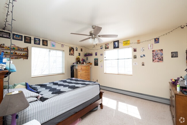 2BR, 1BA - 930SF - Bedroom - Willowbrook Glen Apartments