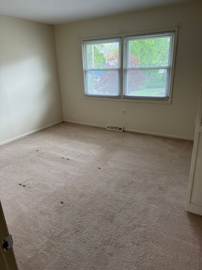 Building Photo - 2 bedroom 1.5 bath townhome near Mercyhurs...
