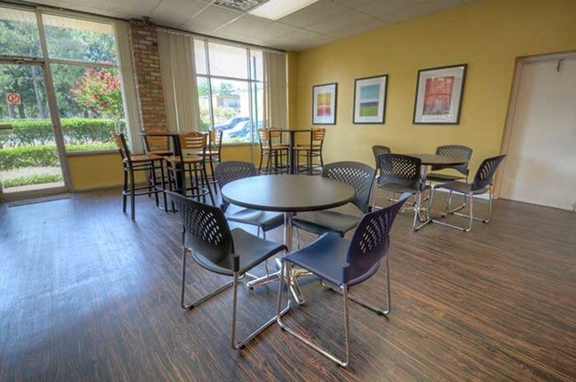 Interior Photo - University Gardens Manor