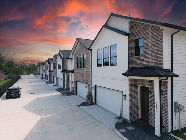 Building Photo - 5831 Banks St