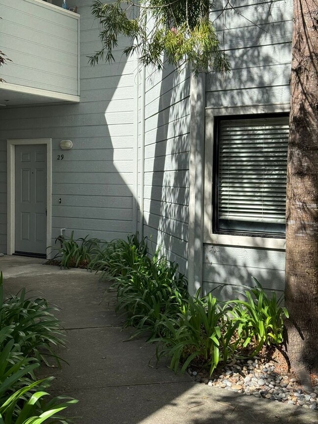 Building Photo - Single Level Lower Condo at Woodside Terrace