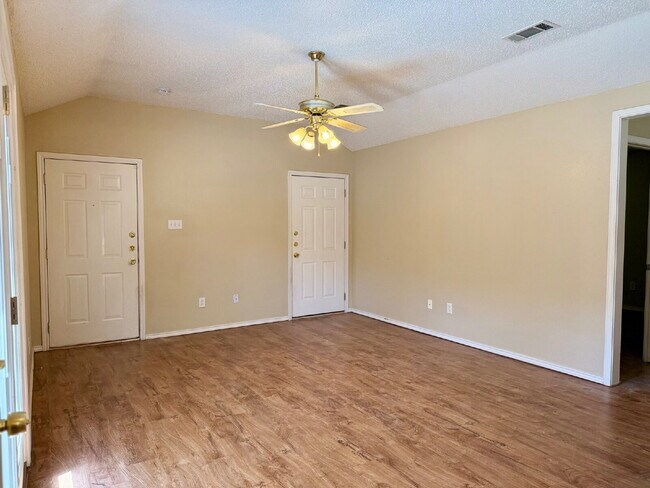 Building Photo - Modern Living Meets Ultimate Convenience: 2 Bed/2 Bath Gem!