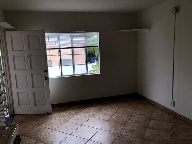 Building Photo - 1005 N Heliotrope Dr