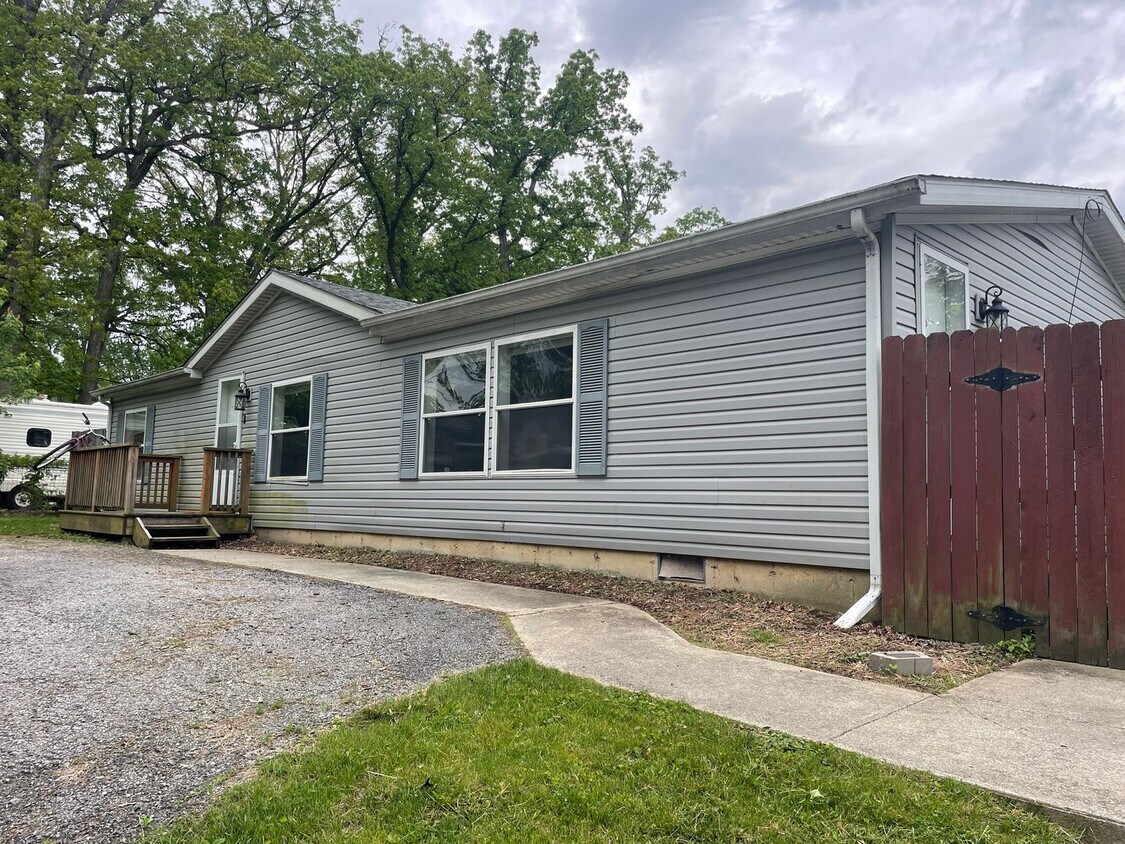 Foto principal - 3 Bedroom 2 Full Bath Home In Valpo