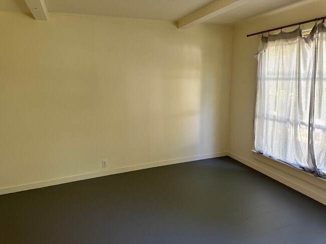 Building Photo - Archer