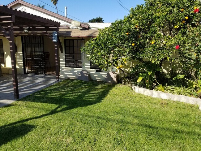 Foto del edificio - Three Bedroom Home + Detached Studio