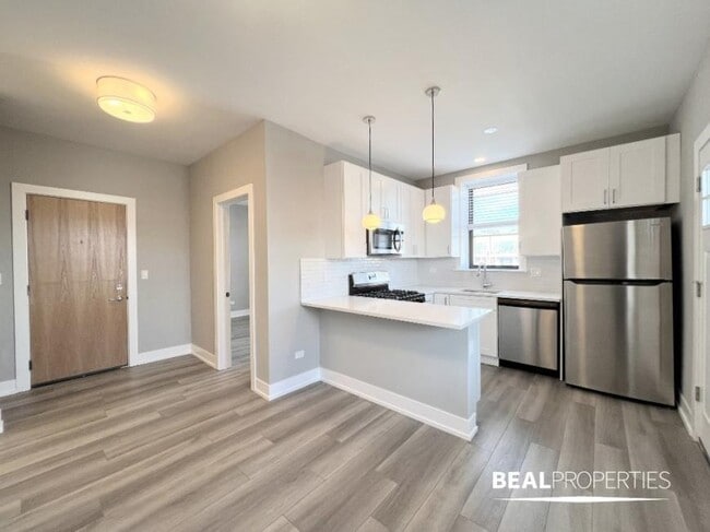 Building Photo - 2 bedroom in CHICAGO IL 60613