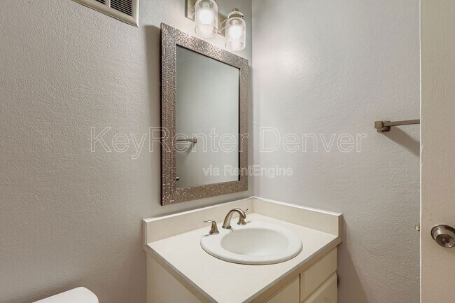 Foto del edificio - 6468 E Bates Ave