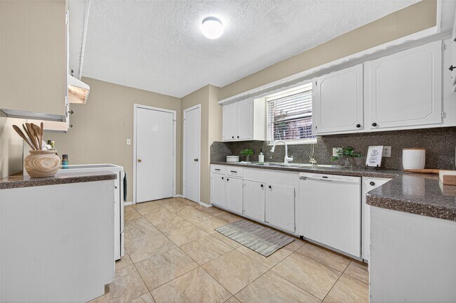 Foto del edificio - 23919 Farm Hill Dr