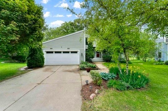 Primary Photo - 1733 Camelot Dr