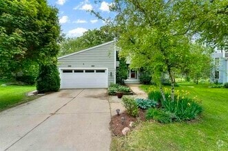 Building Photo - 1733 Camelot Dr