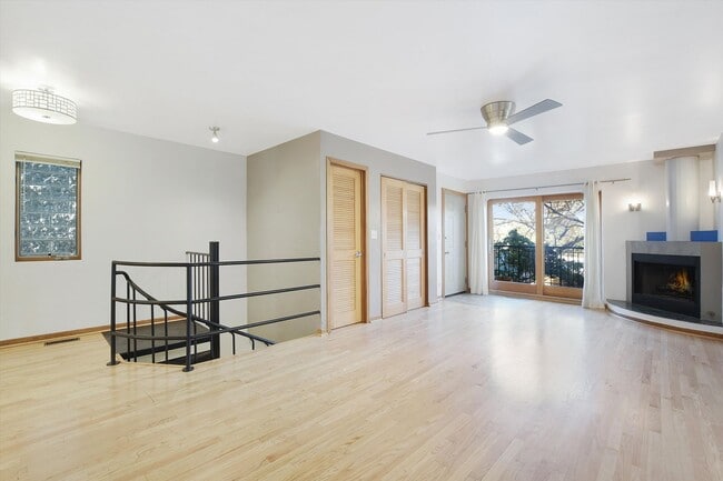 Building Photo - 4b3b Duplex Living in The Heart of Wicker Park