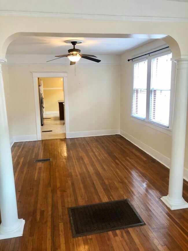 Foto del edificio - Spacious 2BD with Sun Room and Large Backyard