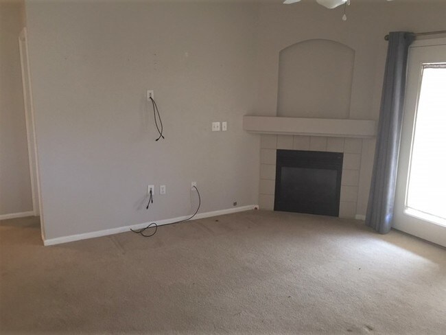 Building Photo - Lovely Lakeshore Condo with Garage