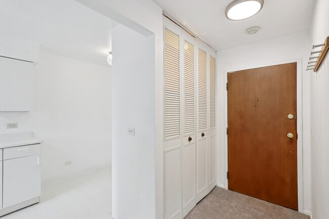 Building Photo - 2650 Brookwood Way Dr