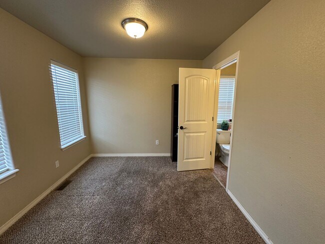 Building Photo - Beautiful 4 Bed 3 Bath in Lorson Ranch!!!
