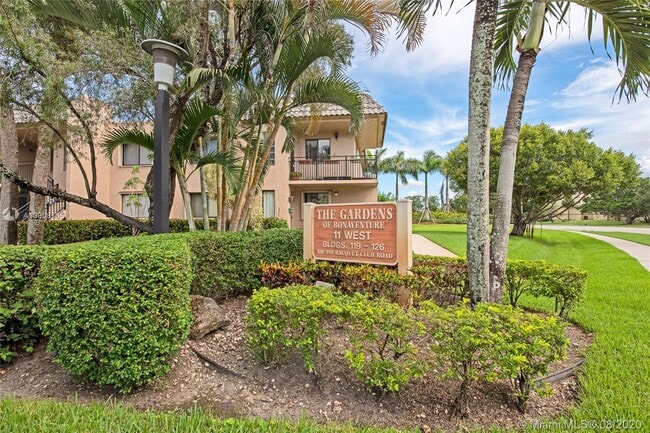 Foto del edificio - 320 Racquet Club Rd