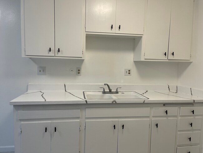 Building Photo - 2131 1/2 S Broden St