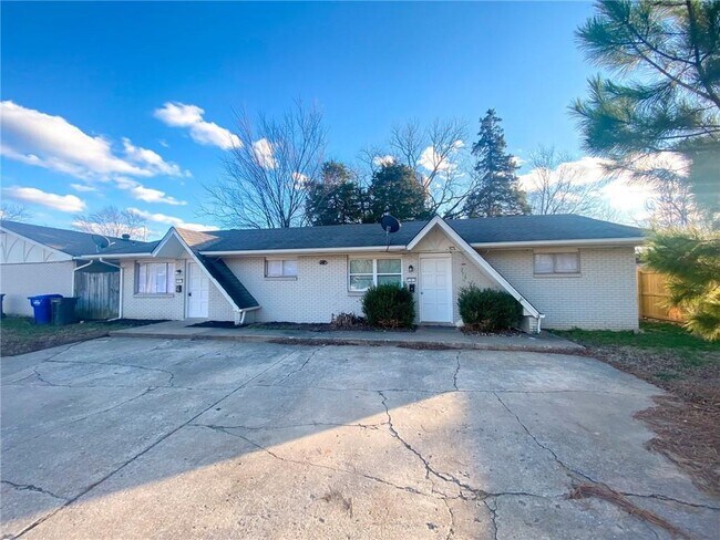 Building Photo - 802 W Rozell St