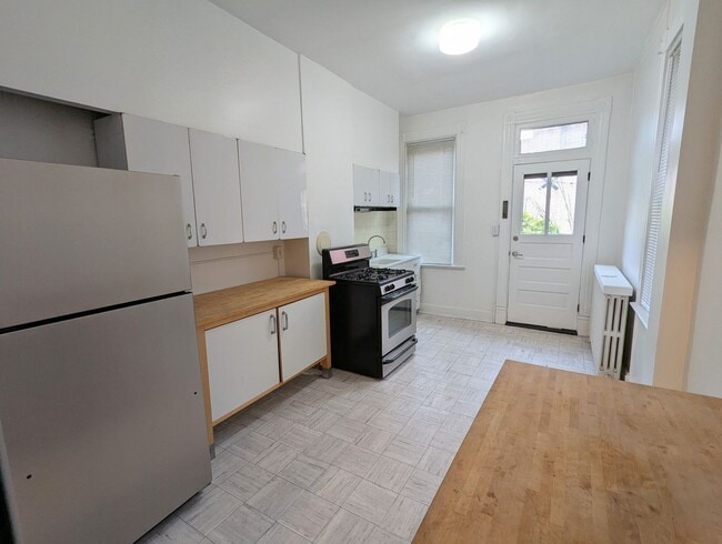 Building Photo - 4 Bedroom 1 Bathroom Single Family Home in...