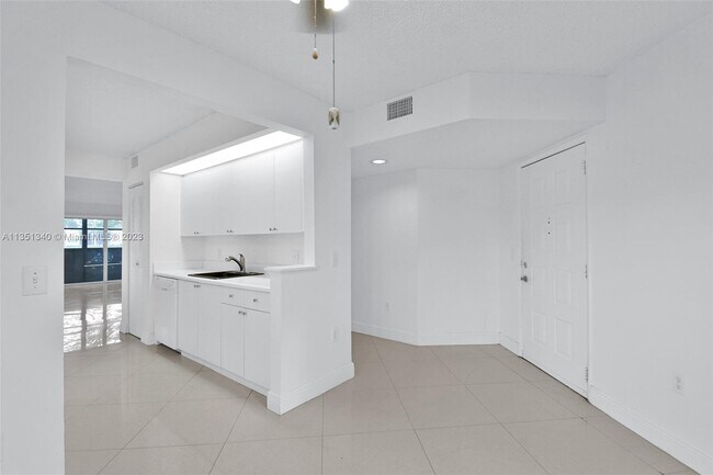 Building Photo - 950 SW 138th Ave