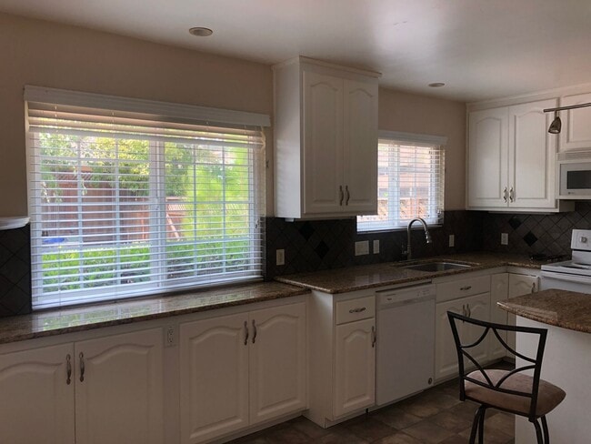 Foto del edificio - Sunnyvale Home Coming Soon in Cupertino Sc...
