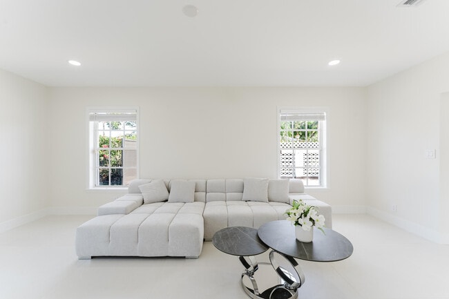 Building Photo - 3199 NE 6th Dr