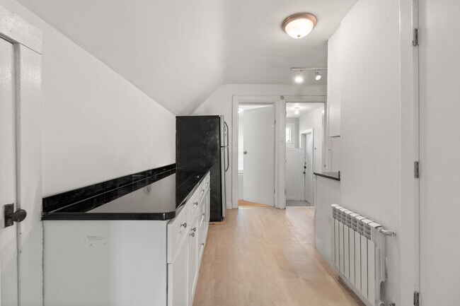 Foto del edificio - 1121 Leonard Pl