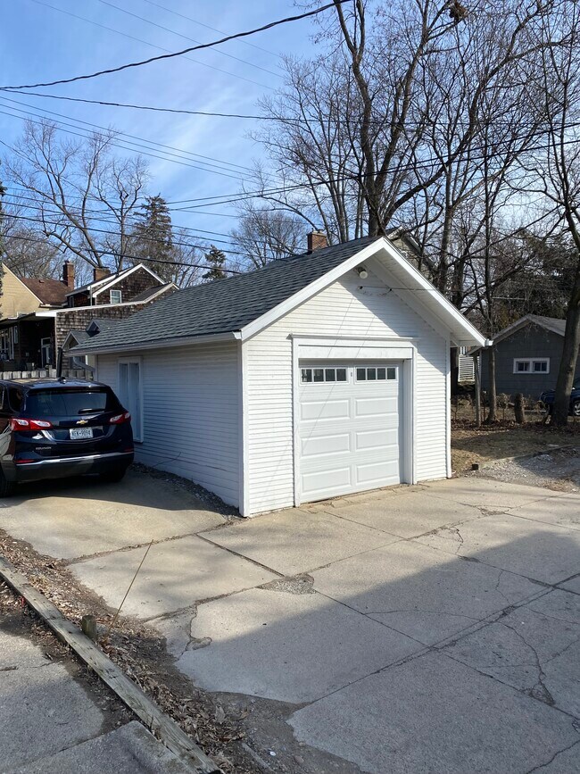 Garage - 1016 Michigan Ave