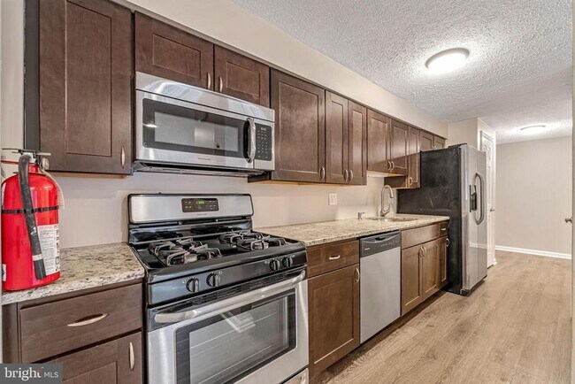 Foto del edificio - 151 Kenwood Dr