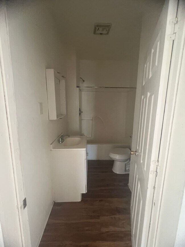 Building Photo - Waco home 2/1