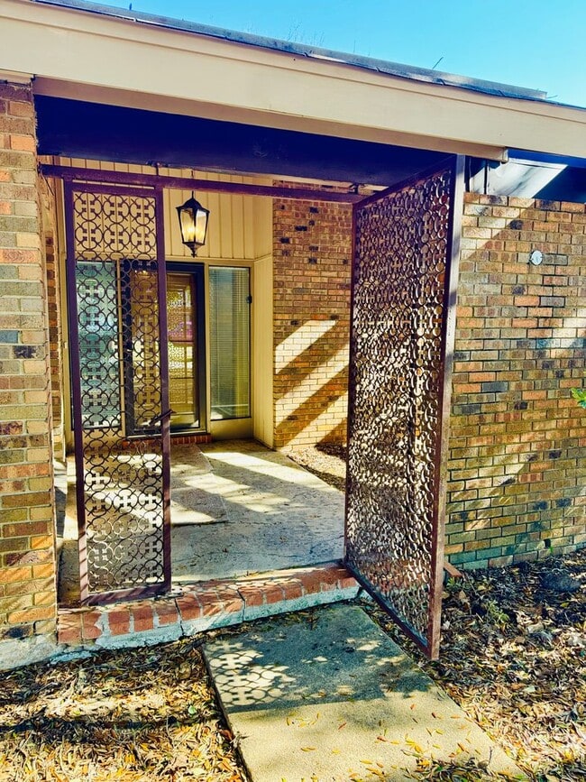 Building Photo - Updated 4-Bedroom Ranch with the layout everyone wants