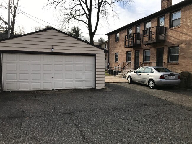 Building Photo - 313 Eugenia Ave