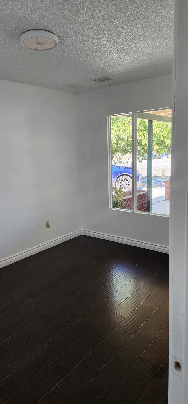 Room1 - 8872 San Vicente Ave
