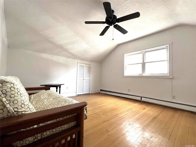 Foto del edificio - 241 W Broadway