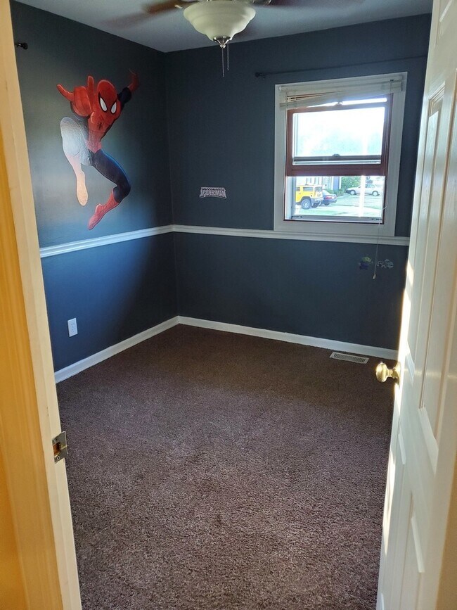 Building Photo - 774 Crestwood Dr