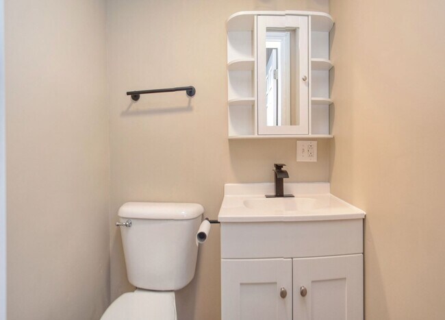 Foto del edificio - Newly Remodeled 3BR/1.5BA Townhome - Bates Hendricks