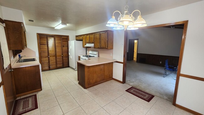 Building Photo - Introducing a spacious 4-bedroom, 2-bathro...