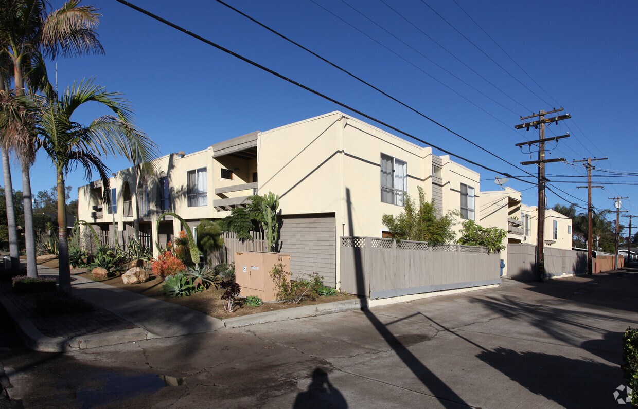 Primary Photo - 1624 Cypress Ave