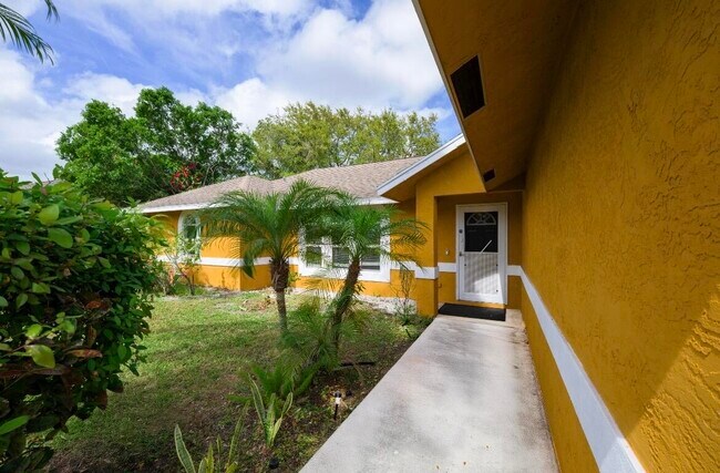 Building Photo - 353 NW Ferris Dr